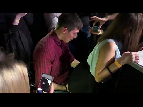 ❤️ Benetako sexua Errusiako diskoteka batean. 18 urteko neska errusiarra uzkian eta baginan izorratuta diskoteka batean Sexua pornoan eu.sexvideogif.ru ❌️❤